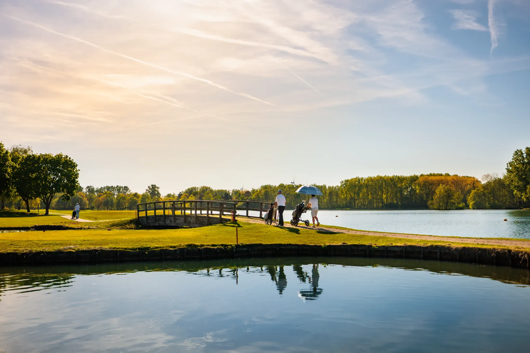 Golfers op de brug over het waterhindernis