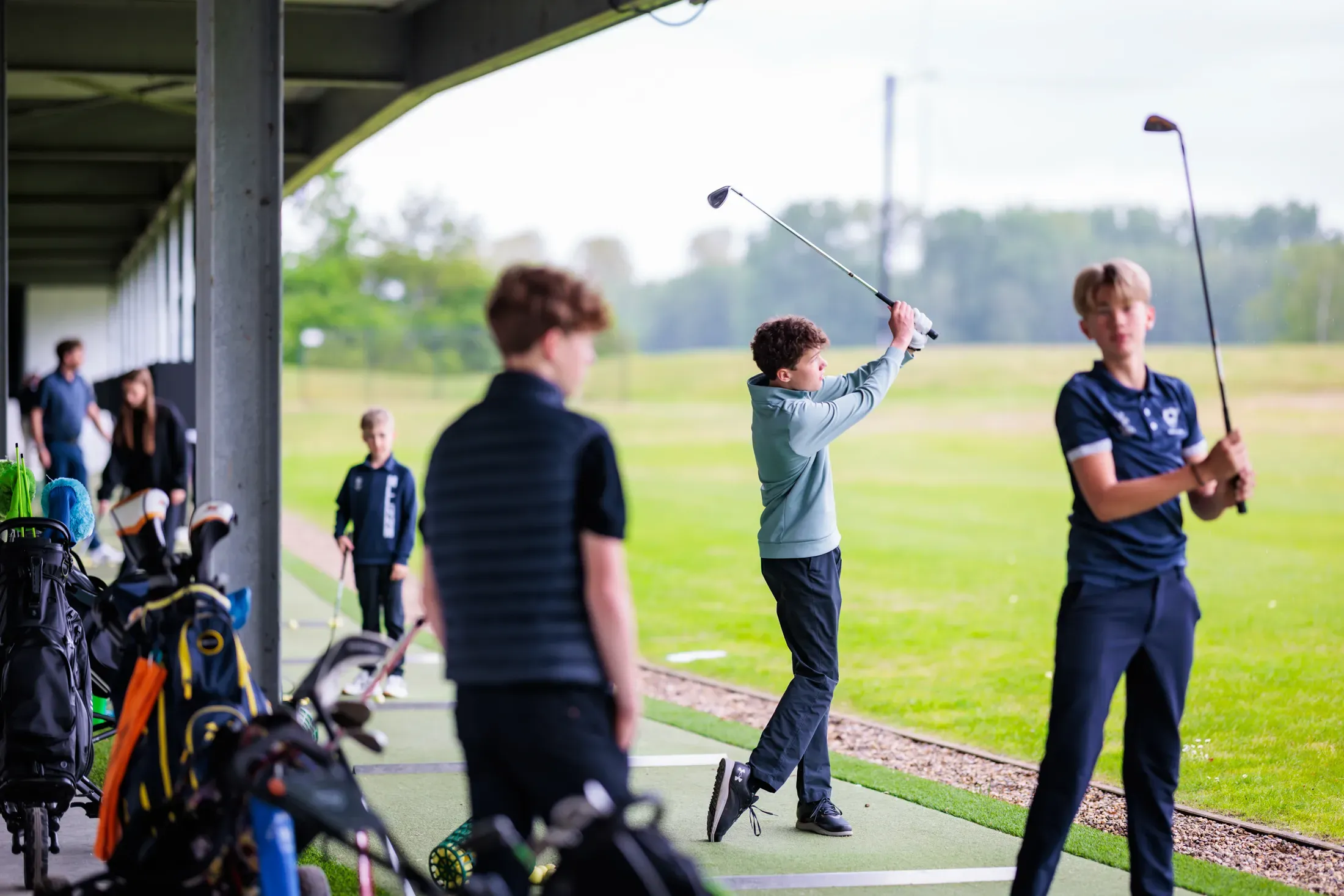 Golfer in aanloop op de tee