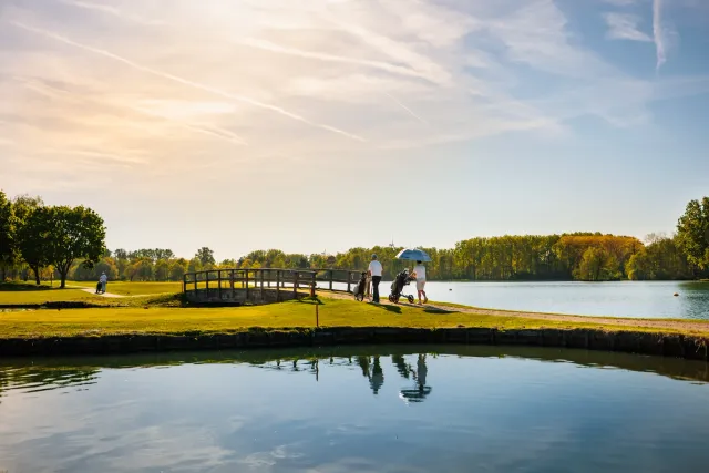 Golfers op de brug over het waterhindernis