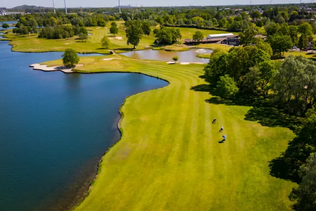 Groep golfers na de ronde bij het clubhuis